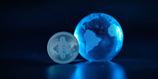 Kryptoměna vyobrazená v rámci širších globálních finančních trhů